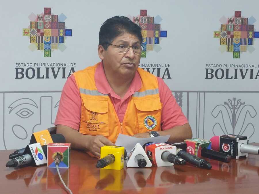 Defensa Civil afirma que incendio en Roboré está controlado, un tercer helicóptero se sumará a la labor