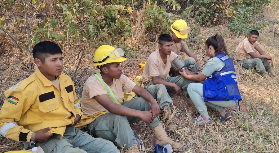 Brindan más de 340 atenciones médicas a población afectada por incendios forestales en Santa Cruz