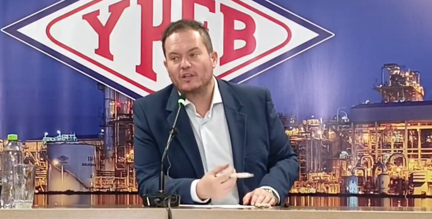 YPFB reitera que despachos de gasolina son normales y surtidores cuentan con combustible, pide evitar filas