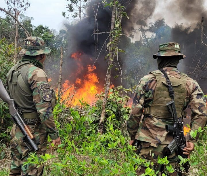 En el Chapare destruyen 18 fábricas móviles de droga e incineran más de 95 kilos de cocaína