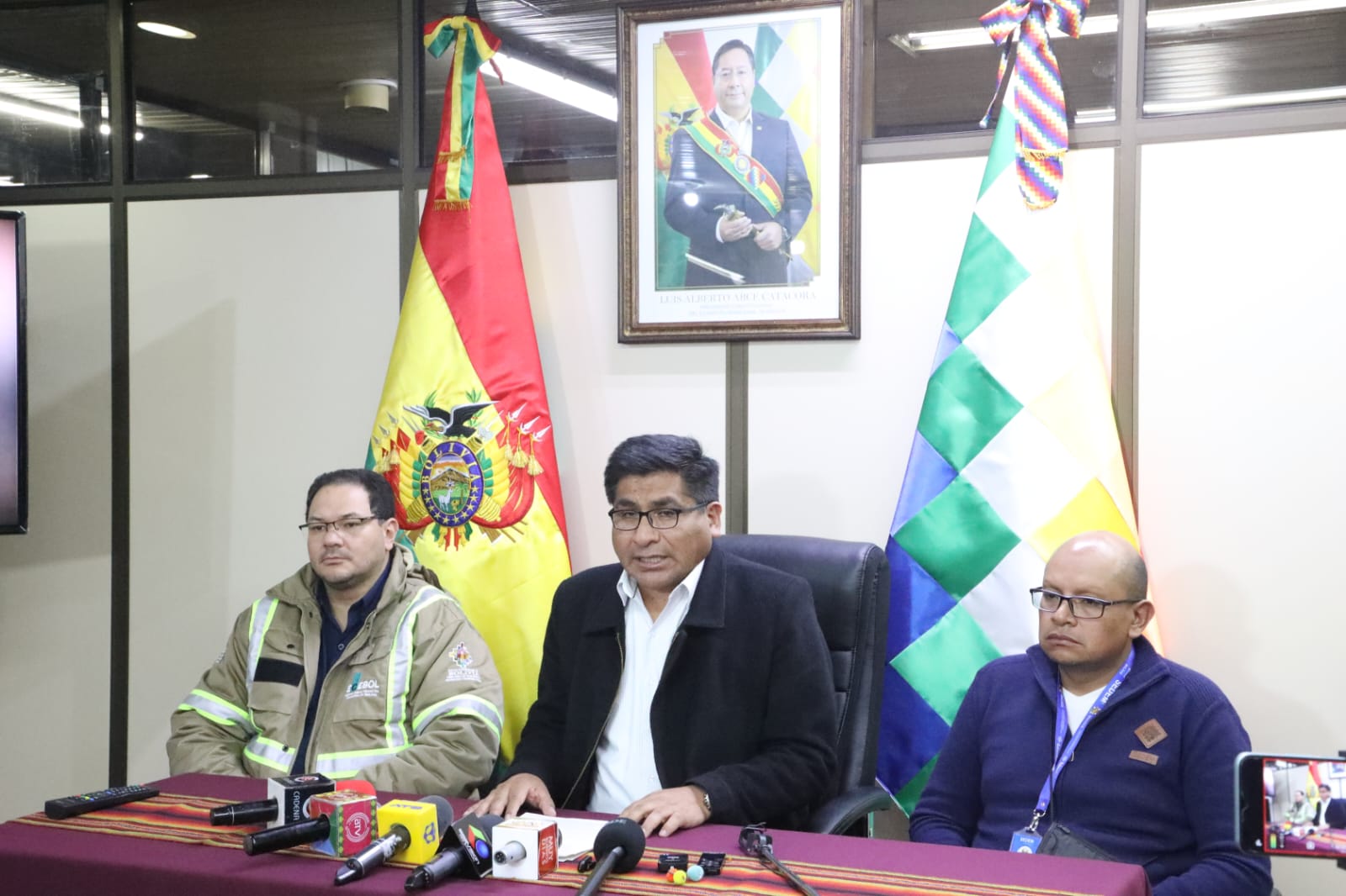 El ministro Néstor Huanca en conferencia de prensa. Foto: MDPyEC.