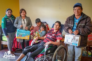 Quedó parapléjico tras accidente de tránsito, Lotería le entregó una silla de ruedas neurológica e insumos médicos