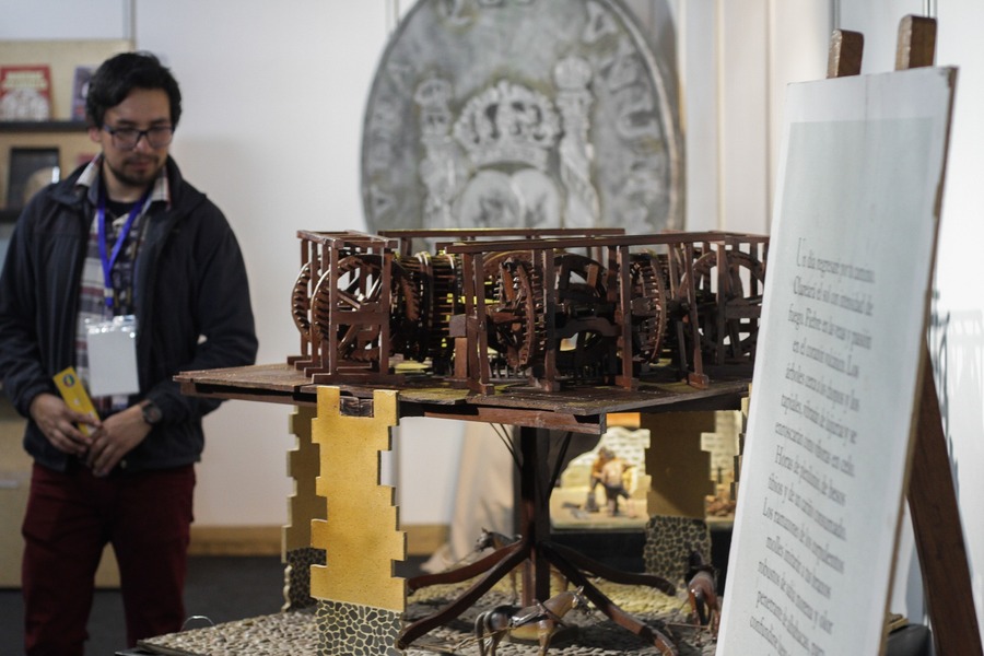 La Casa de Moneda de Potosí muestra dioramas de su maquinaria colonial y permite acuñar cospeles en la Feria del Libro de Santa Cruz