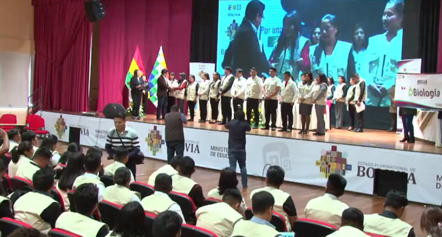 Educación entrega a 100 maestros Becas de Alto Rendimiento para formación especializada