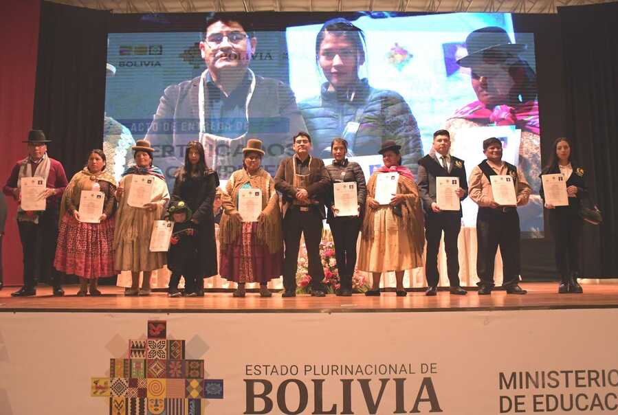 Entregan Certificados de Competencias a 326 trabajadores del departamento de La Paz