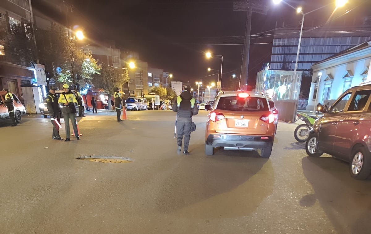 En La Paz Policía intercepta a 47 motorizados con una sola placa mediante controles estratégicos