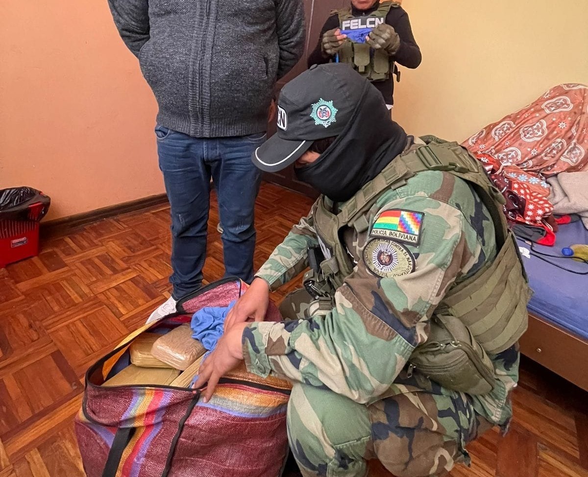 En El Alto aprehenden a tres personas que tenían en posesión más 15 kilos de cocaína
