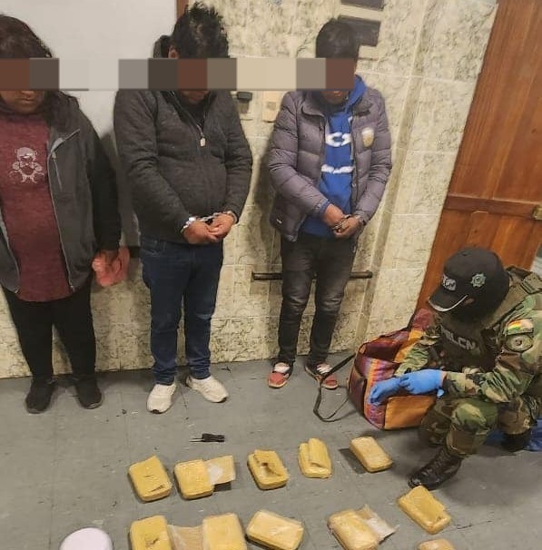 En El Alto aprehenden a tres personas que tenían en posesión más 15 kilos de cocaína