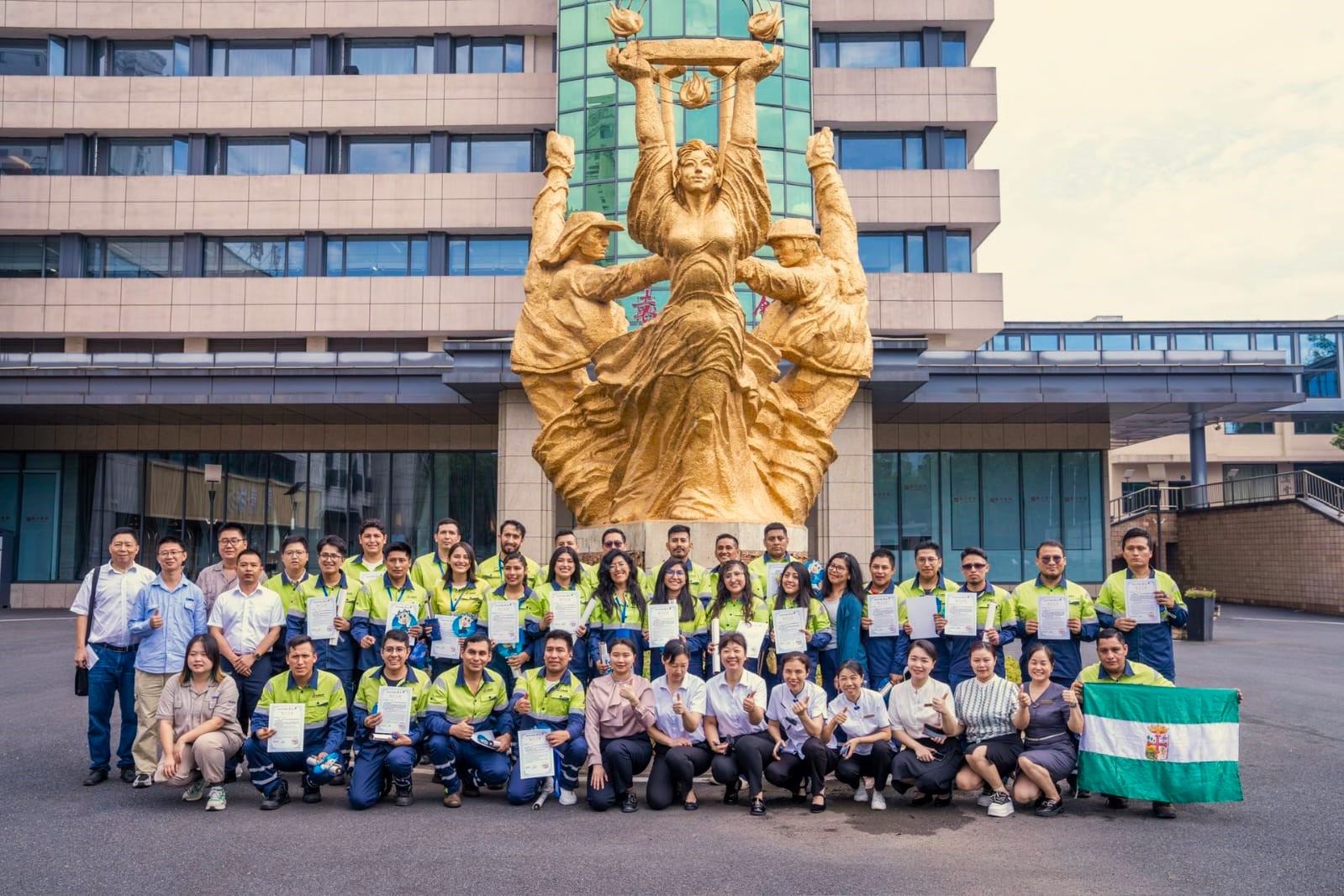 Profesionales bolivianos concluyen capacitación práctica en China, retornarán para operar la Siderúrgica del Mutún
