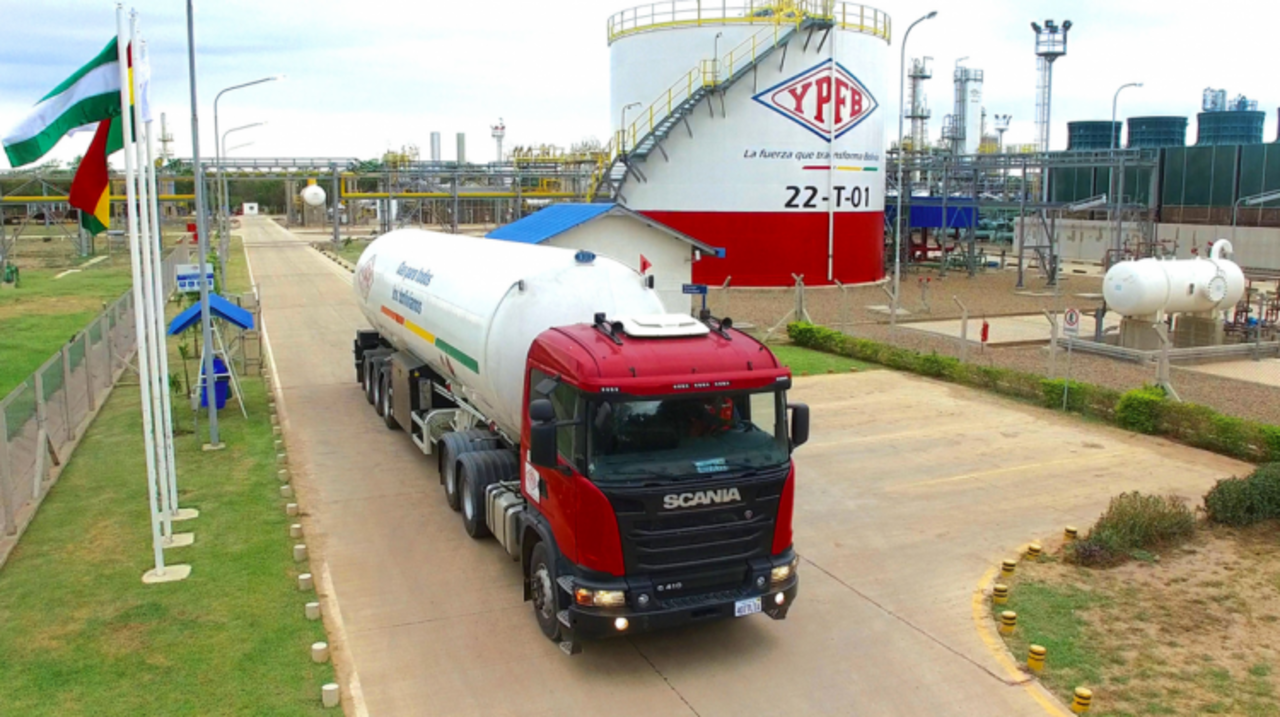 Analista: YPFB demuestra resiliencia y compromiso al garantizar el suministro de combustibles pese a obstáculos 