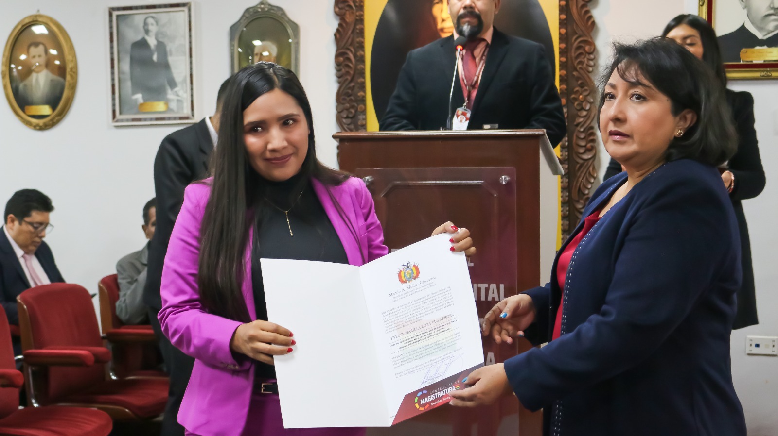 Fortalecen la lucha contra la violencia a la mujer en Cochabamba con entrega de títulos a 56 nuevos jueces