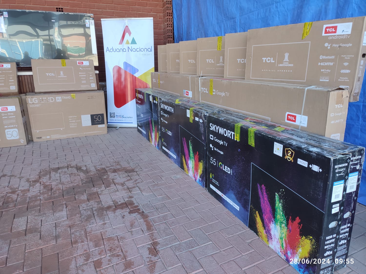 Comisan 62 televisores, 56 fardos de ropa usada y alimentos de contrabando en Cochabamba 