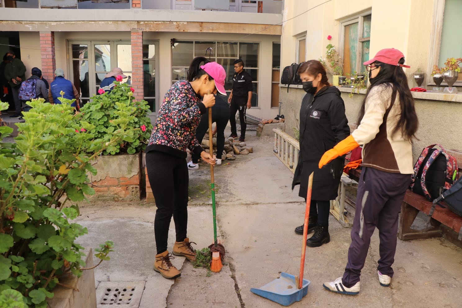 Servidores públicos limpian y habilitan el patio, el jardín y el vivero del Hogar María Esther Quevedo