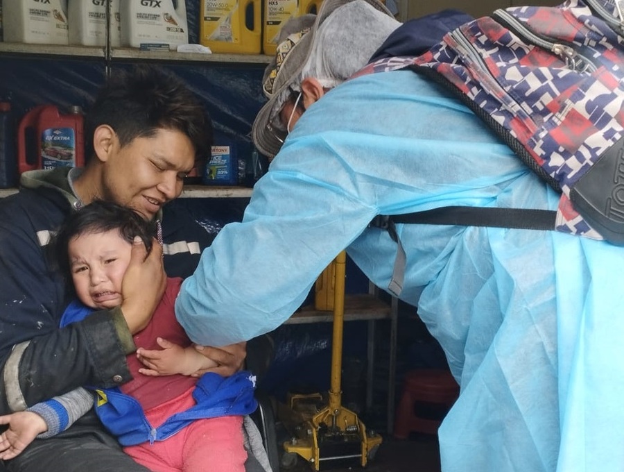 Brigadas móviles de Salud se movilizan casa por casa en una zona de El Alto para vacunar contra el sarampión
