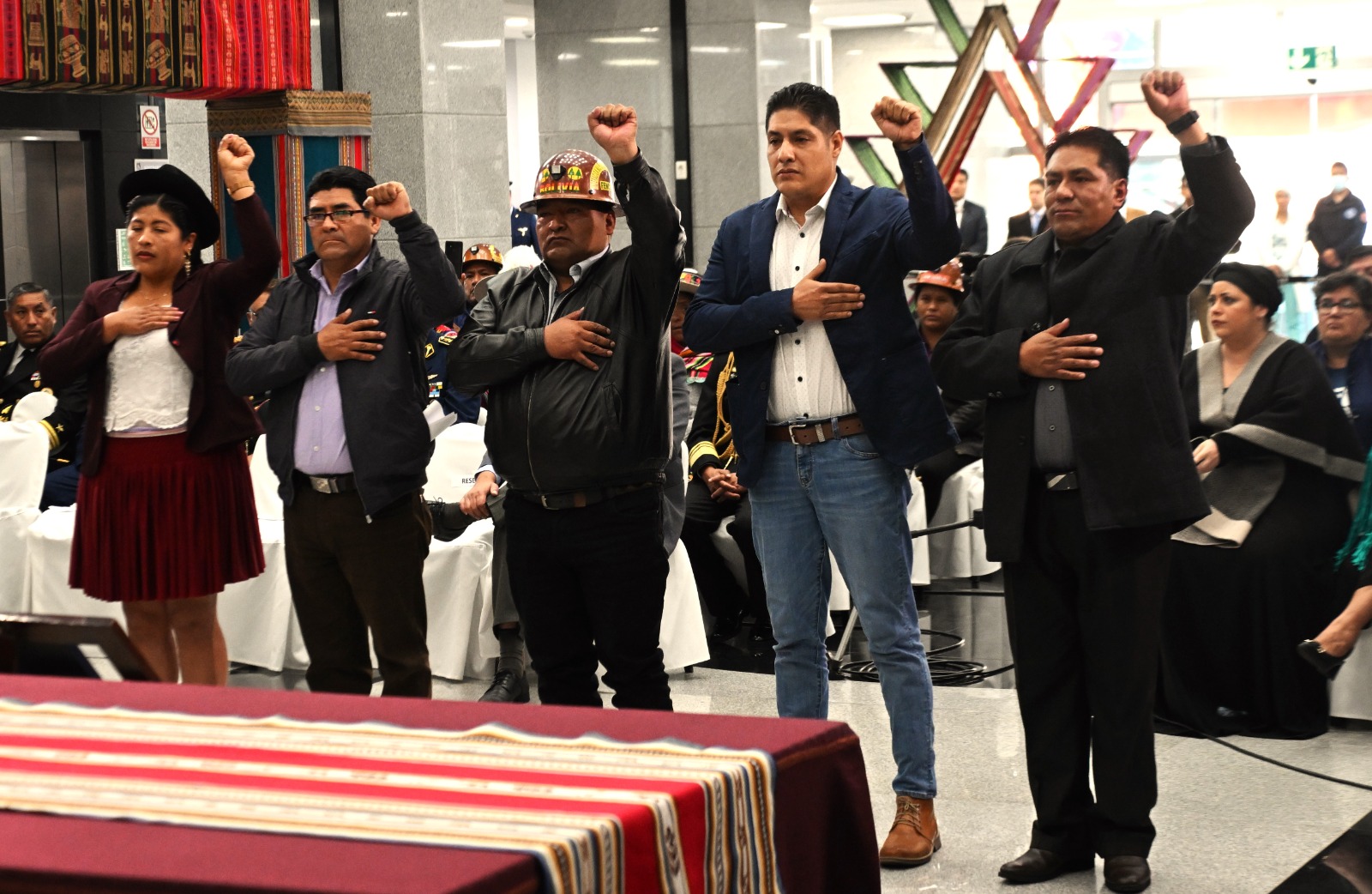 Presidente posesiona a cinco nuevos ministros y les pide compromiso, honestidad y transparencia con el país