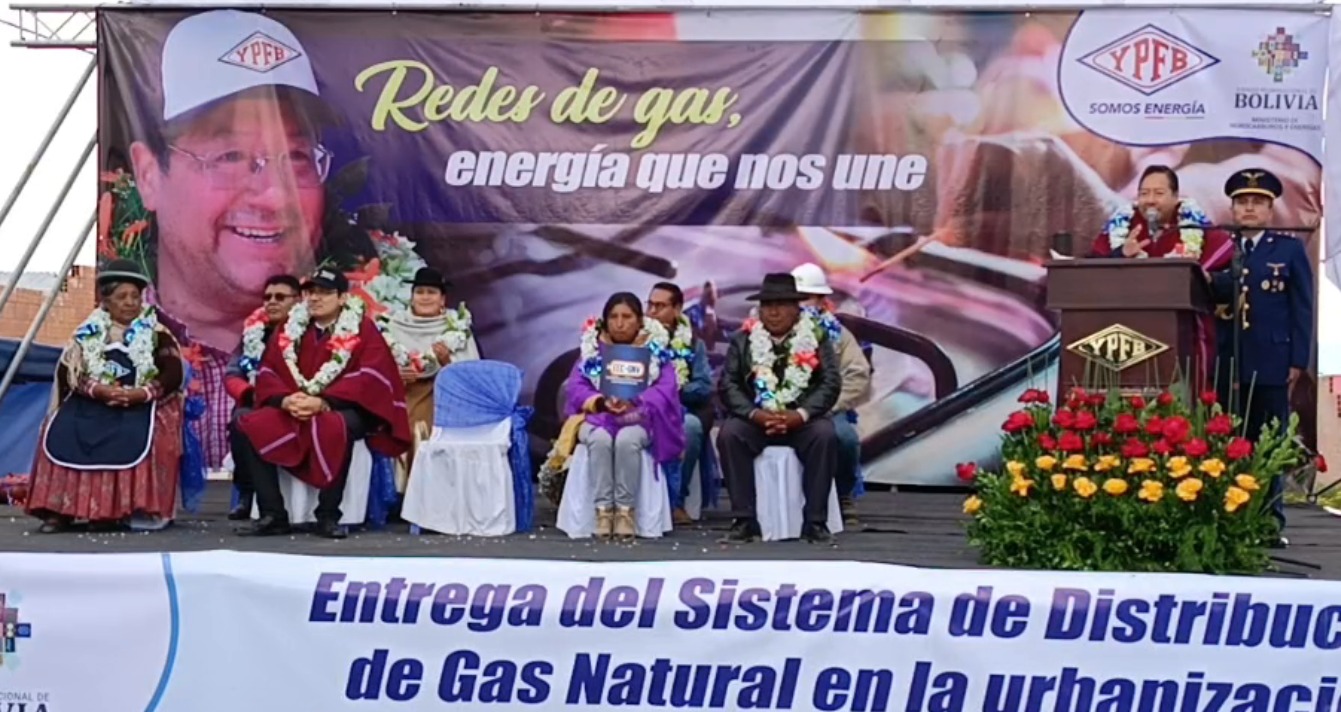Arce entrega sistema de distribución de gas en El Alto y 525 conversiones a GNV a emprendedoras 