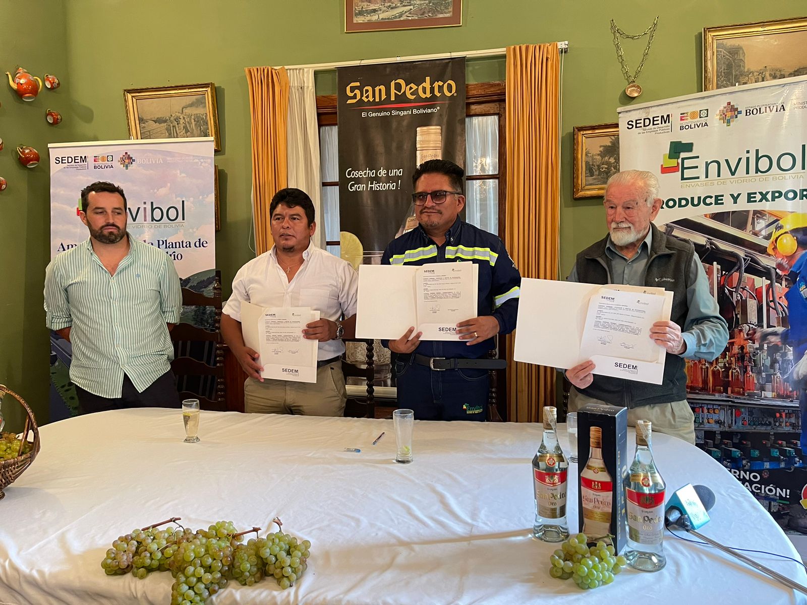 Estatal Envibol proveerá 100.000 botellas para envasar singani San Pedro
