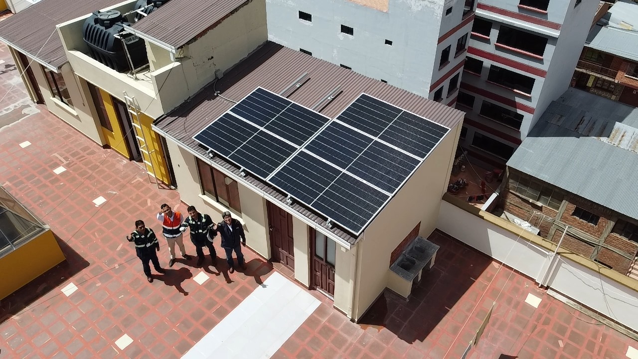 Uno de los edificios con sistema de paneles solares. Foto: ENDE.