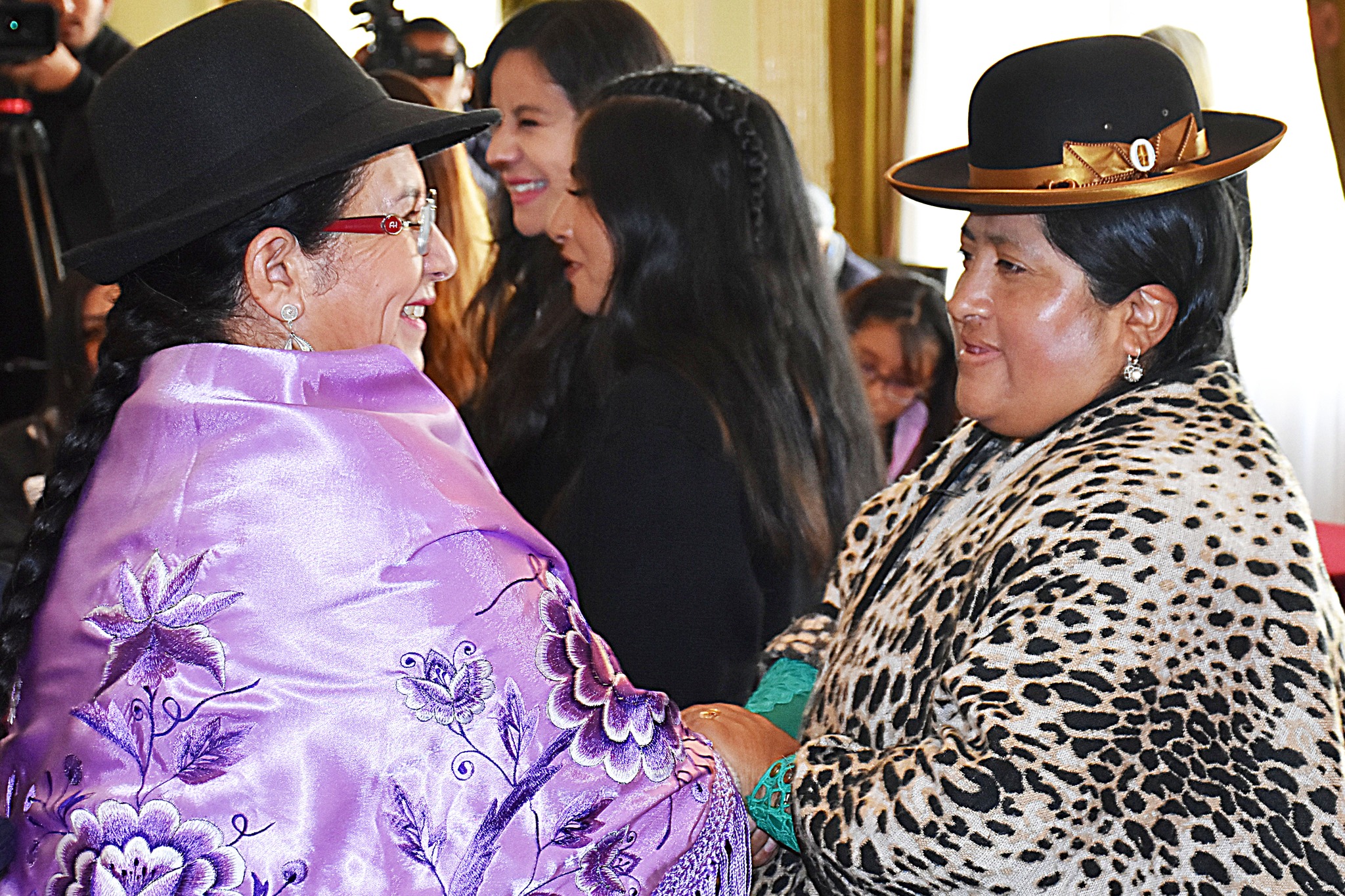 Canciller destaca las luchas de las mujeres en encuentro con trabajadoras de la prensa