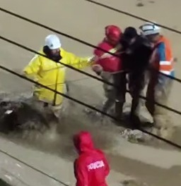 Bomberos rescatan a un hombre que estuvo atrapado en su vehículo tras desborde del río Achumani