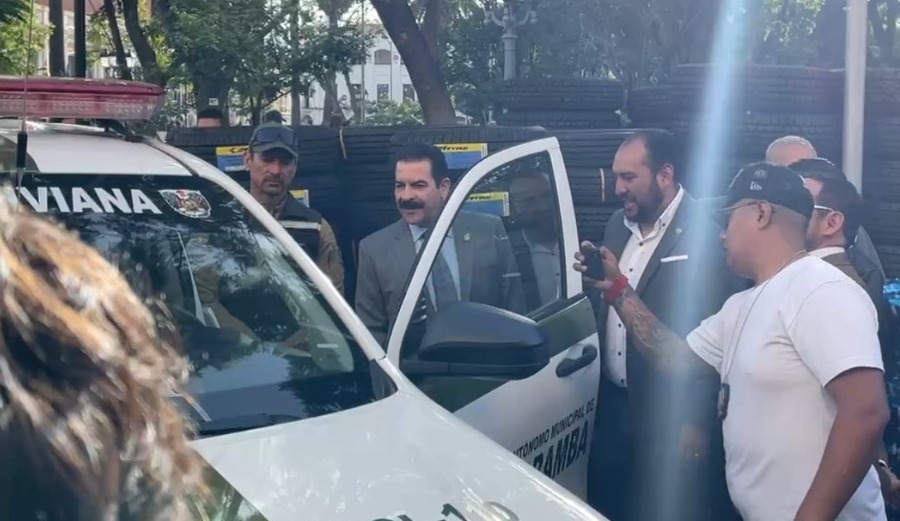 Fortalecen a la Policía con la entrega de camionetas y equipamiento valuado en más de Bs 2 millones