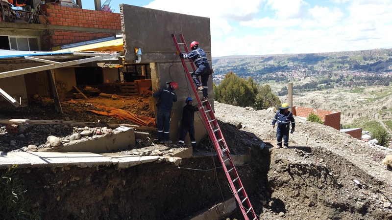 Bomberos atienden a familias afectadas por un deslizamiento en Achocalla