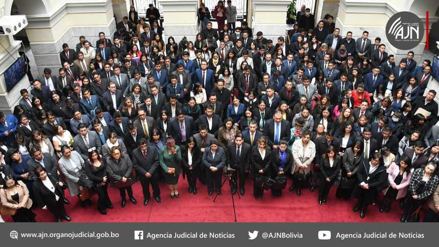 Tribunal Departamental de Justicia posesiona a 268 nuevos “defensores de oficio” en La Paz
