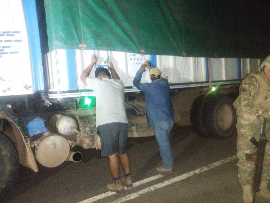Militares comisan dos camiones con cigarrillos de contrabando en medio de una emboscada