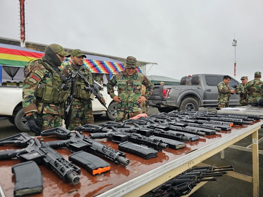 Gobierno entrega aeronaves, armamento y equipamiento valuados en Bs 20 millones para luchar contra el narcotráfico