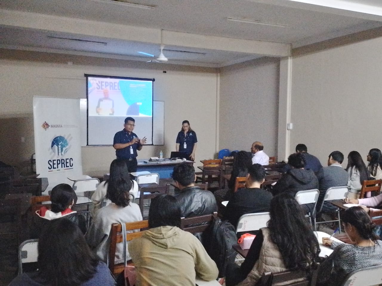 Capacitan a universitarios de Tarija sobre trámites legales y administrativos en el Seprec