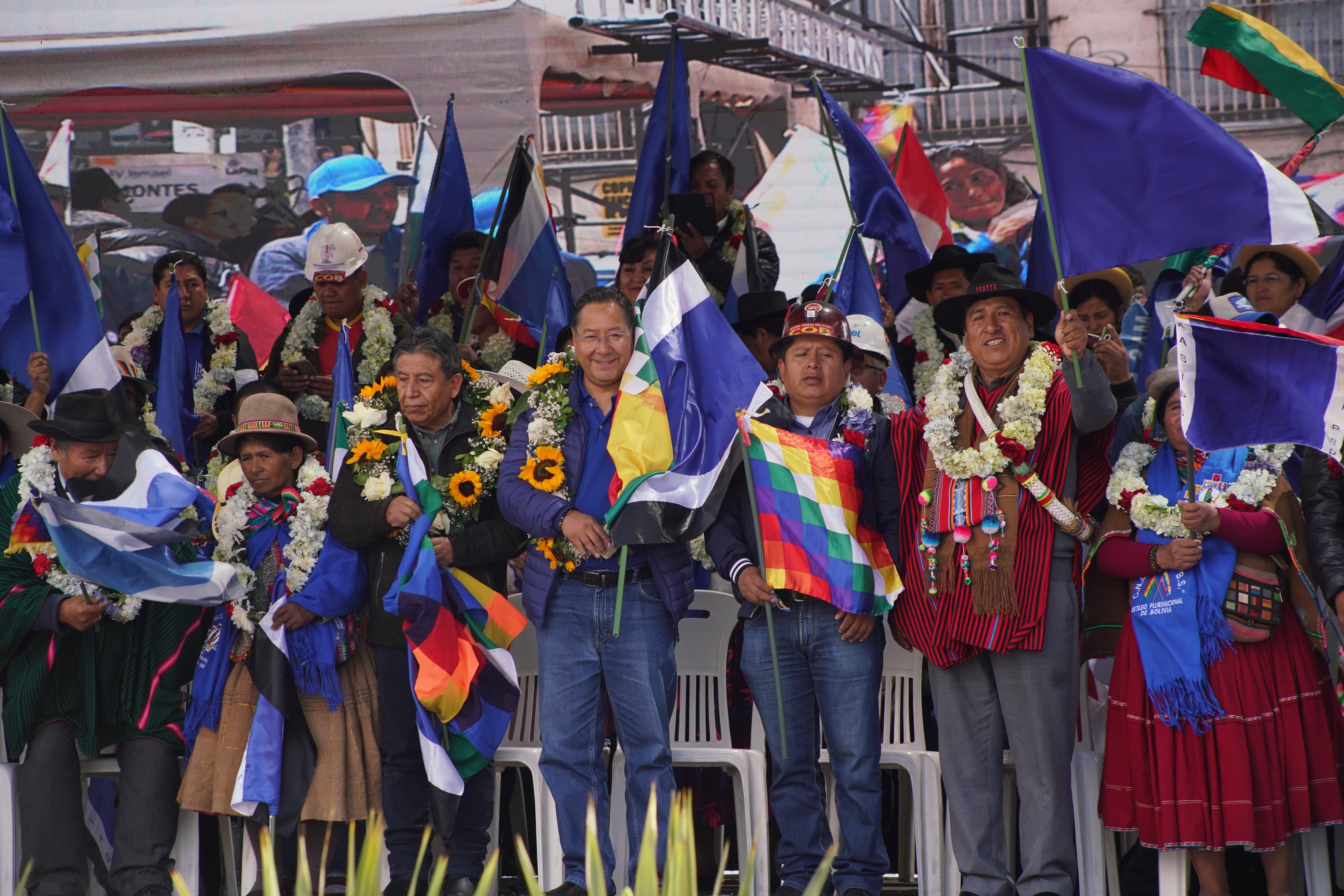 El presidente Luis Arce junto a representantes de organizaciones sociales. Foto: Jorge Mamani.