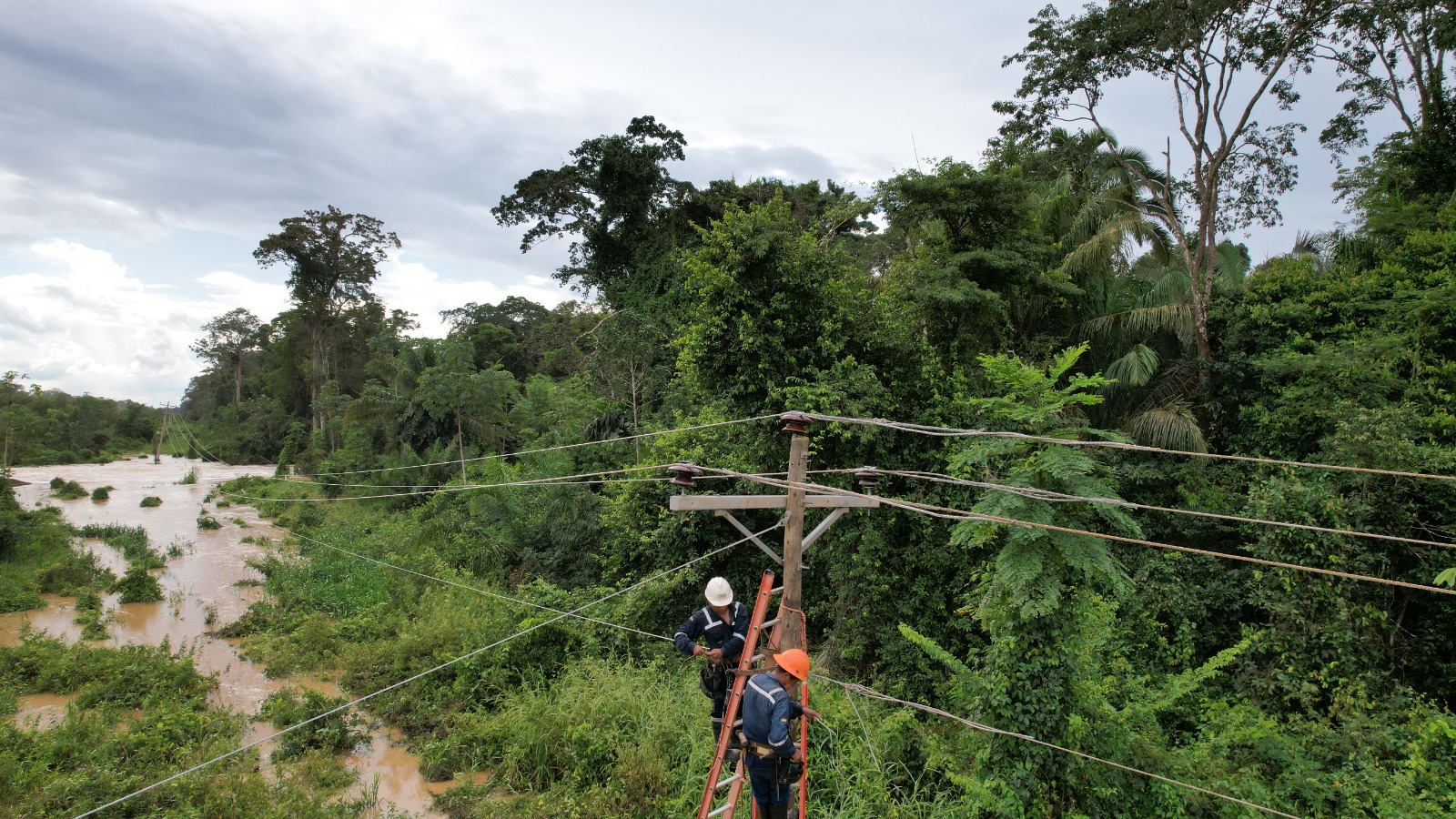 ENDE construirá 15.000 Km de líneas eléctricas para llevar desarrollo a 35.950 familias y comunidades rurales