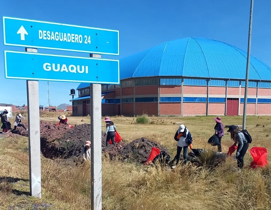 Recolectan cerca de 500 kilos de materia reciclable y basura en 5 kilómetros de Guaqui 