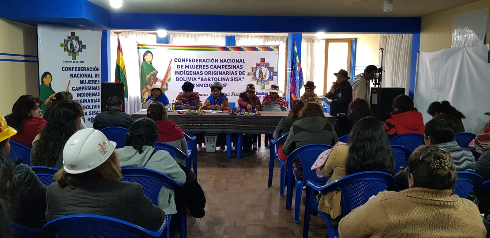 Mujeres de diferentes organizaciones respaldan a Arce y rechazan ajustes a la Ley 348