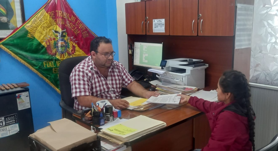 Reincorporan a dos trabajadores a sus fuentes laborales en Cobija con la Ley 1468