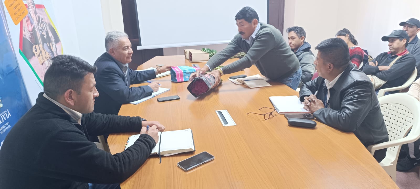 Gobierno y floricultores conforman comisión para recorrer presuntos puntos de contrabando