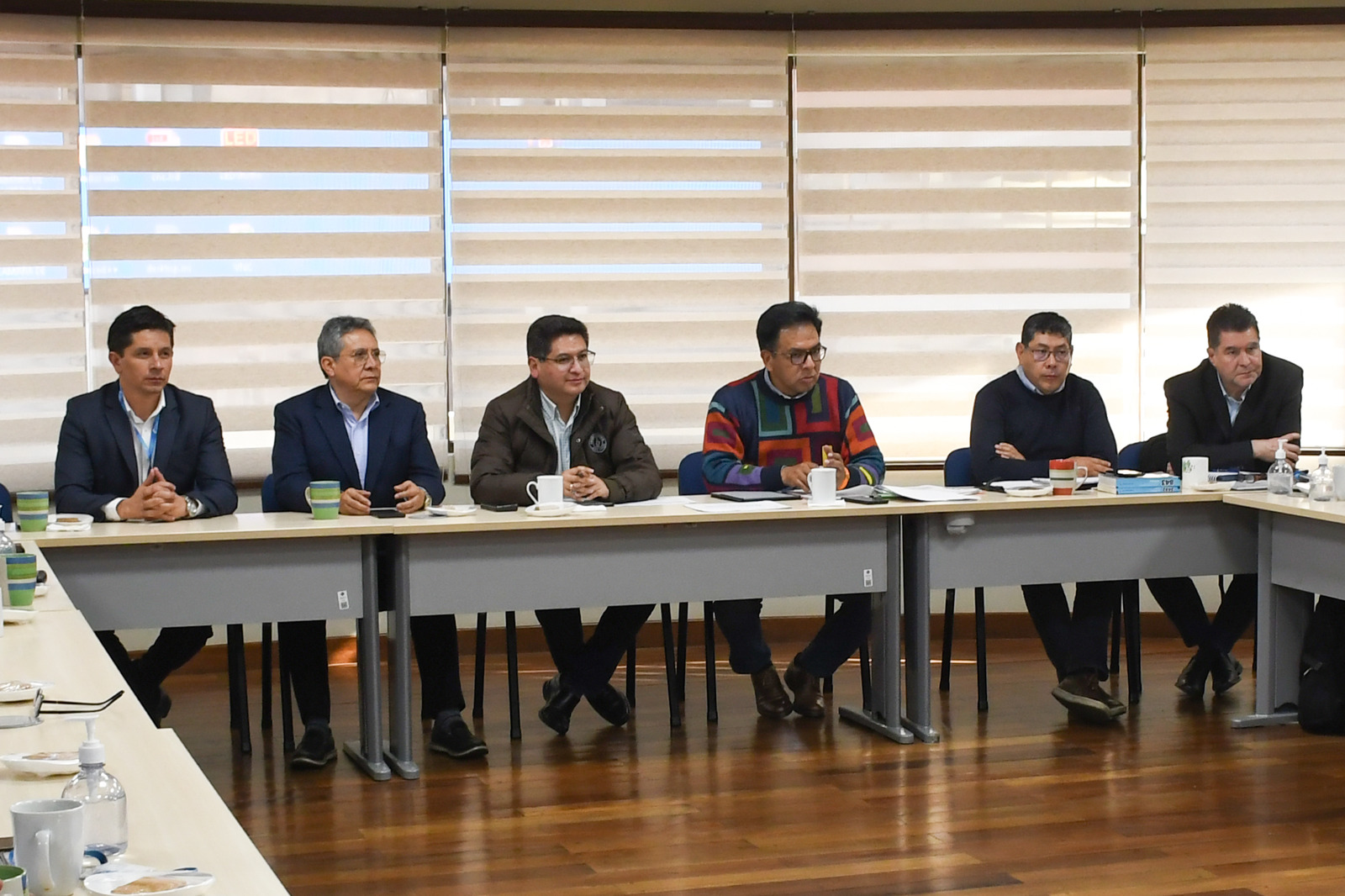 Gobierno y empresarios trazan ruta de trabajo para devolución de impuestos y uso de yuanes y reales