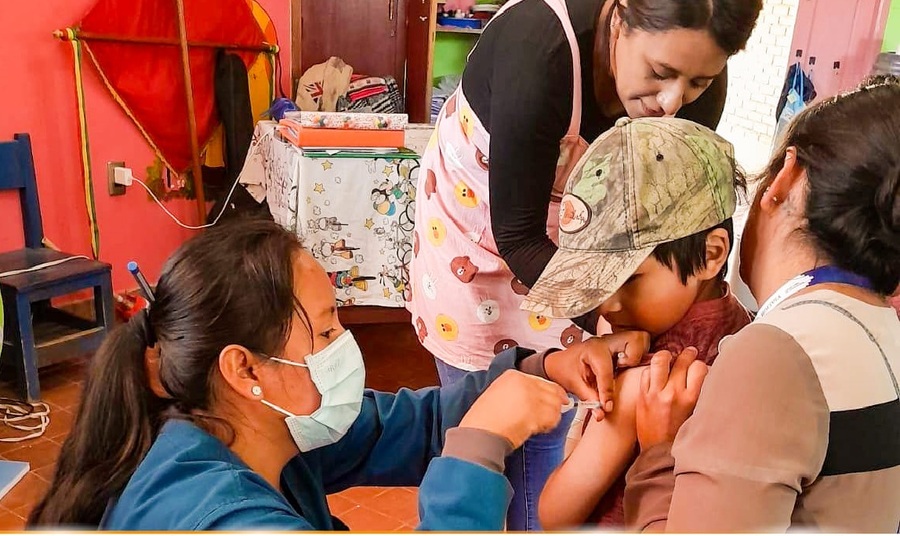 Más de 500 brigadistas se movilizan para inmunizar contra la poliomielitis y la influenza en 300 unidades educativas en Chuquisaca
