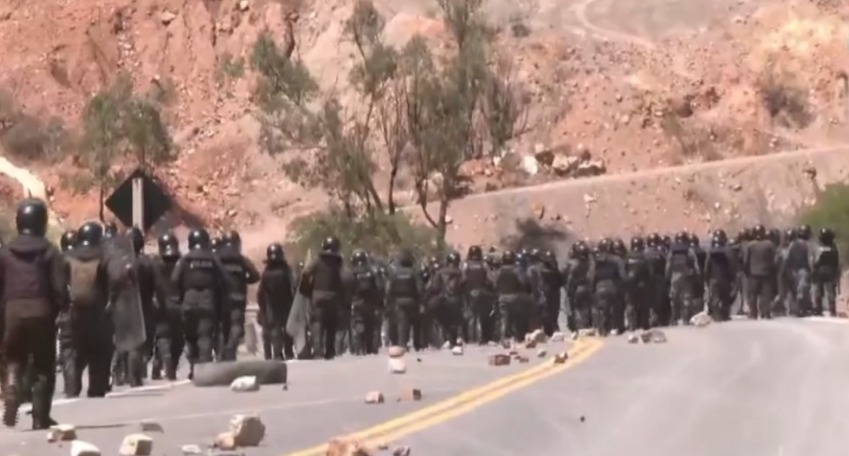 Evistas arremeten con dinamitas contra policías que desbloquean la carretera cerca a Parotani