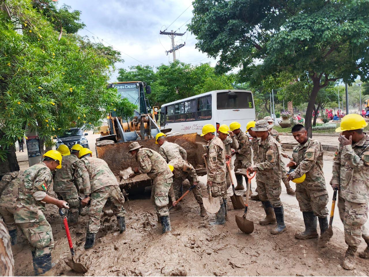 Cerca de 300 militares realizan trabajados post inundación en barrios afectados por la intensa lluvia en Tarija