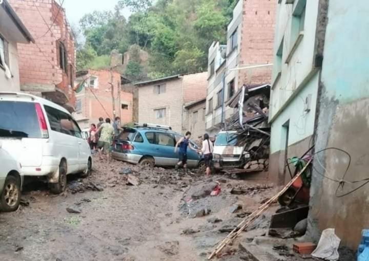 Mazamorra arrasa con casas y vehículos en La Asunta
