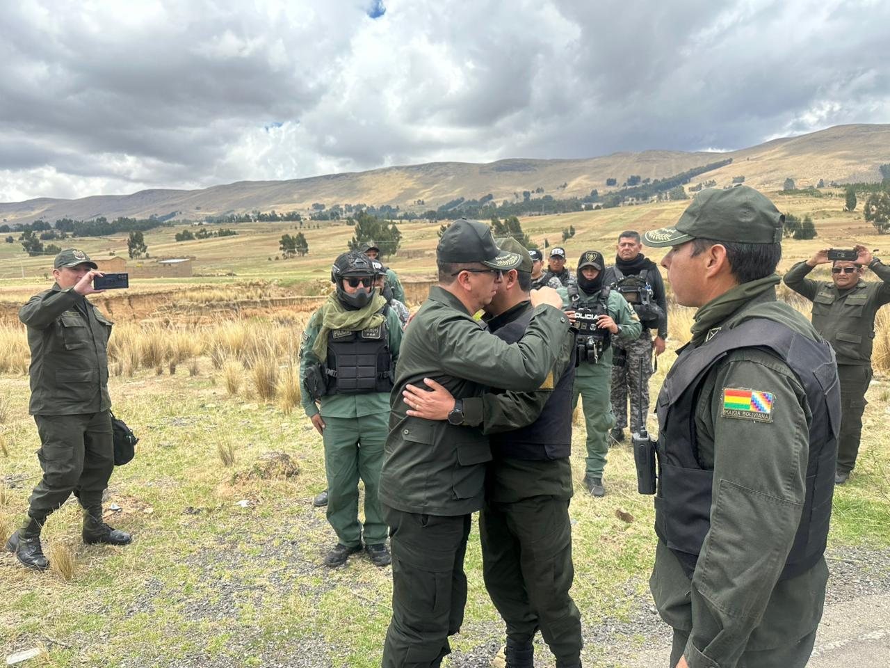 Policía consolida transitabilidad en la vía antigua Santa Cruz-Cochabamba