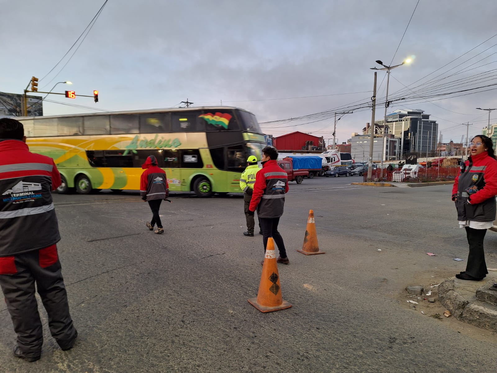 Habilitan salidas desde Santa Cruz por carretera nueva tras limpieza de escombros