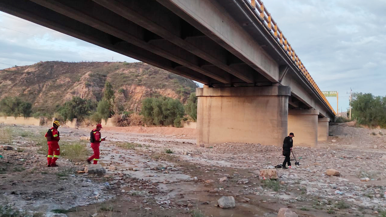 Descubren y desactivan dinamitas camufladas en el puente de Parotani 