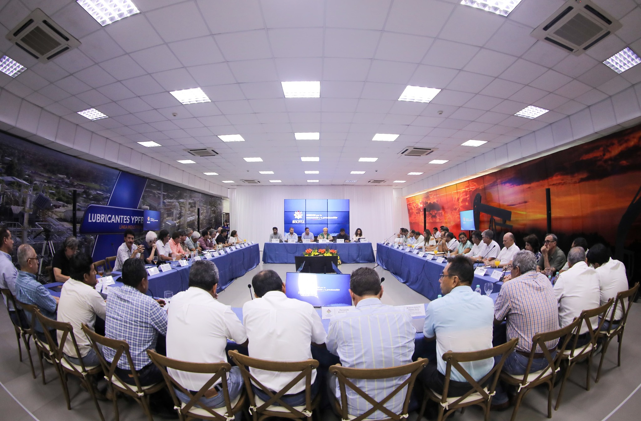 Arce y agroindustriales de Santa Cruz instalan mesa de diálogo