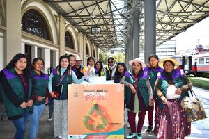 En el teleférico instalan contenedores para recolectar botellas pet y apoyar a mujeres en su trabajo