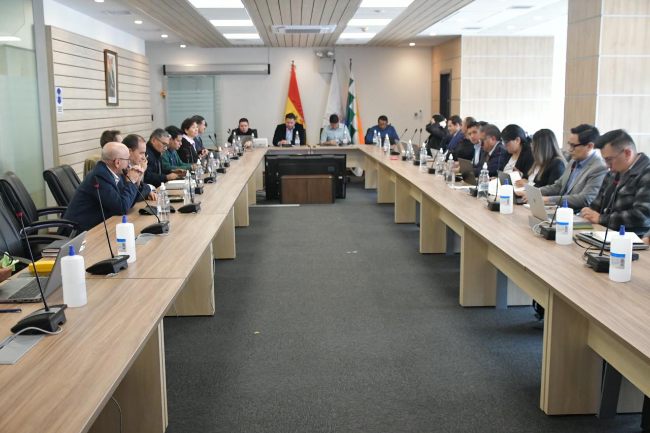 Gobierno y empresarios inician “Diálogo transparente” sobre importación de combustibles