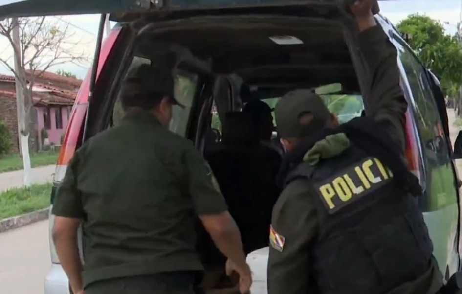 Aprehenden a dos personas por acopio ilegal de más de 550 litros de combustible en Santa Cruz