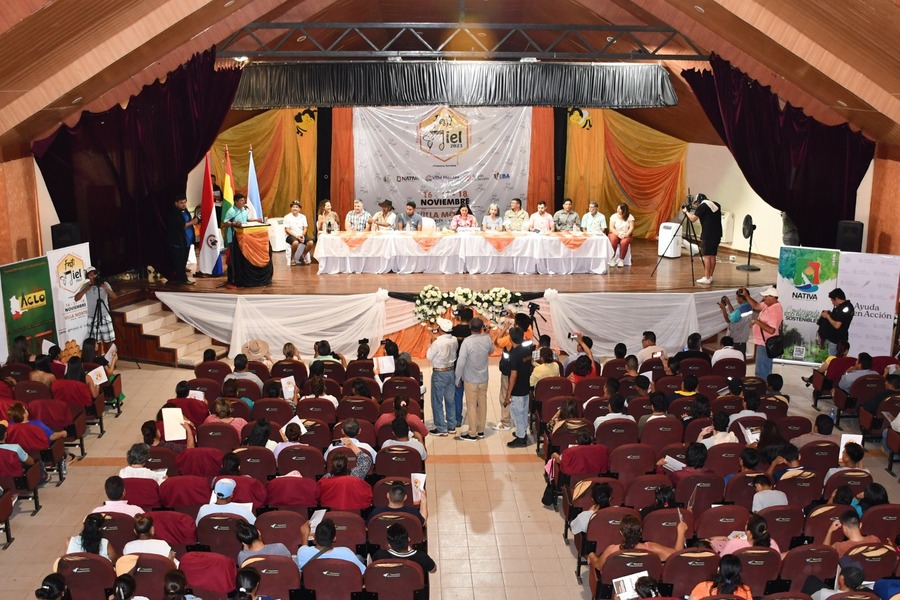 En Villa Montes se reúnen expertos apicultores de 5 países y una rueda de negocios busca ampliar el mercado de la miel