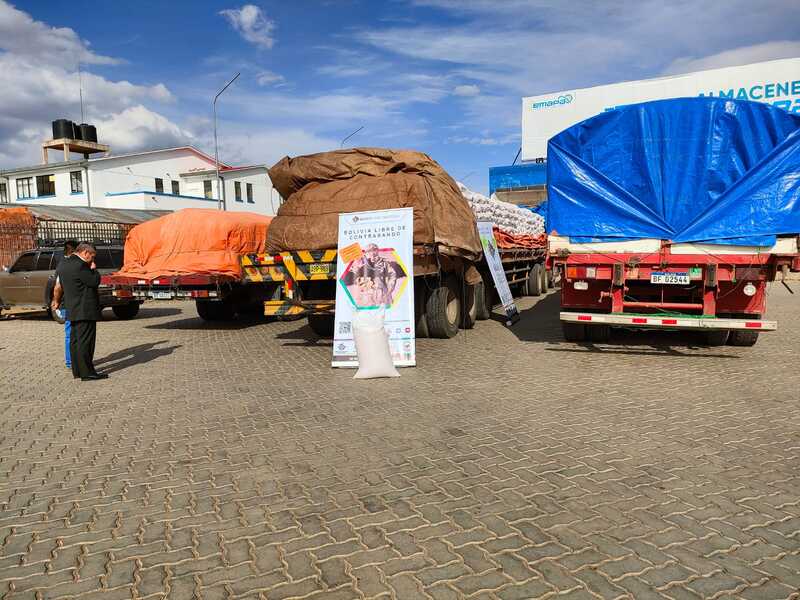 Incautan camiones cargados de alimentos y carburantes de contrabando por más de Bs 860.000